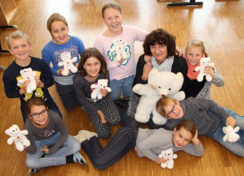Volksschullehrerin Margit Gächter im Kreise ihrer hilfsbereiten Schützlinge. Foto: RK Vbg