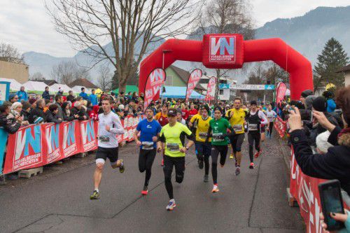 Vorarlbergs Ausdauersportler ließen das Jahr beim Altacher Silvesterlauf ausklingen. Fotos: VN/Stiplovsek