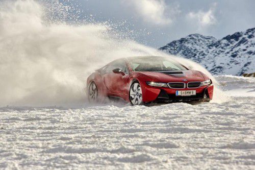 xDrive verträgt sich auch bestens mit dem E-Motor des i8, wie die VN am Gletscher erfahren haben. Fotos: werk
