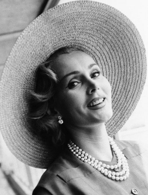 Zsa Zsa Gabor 1955 bei ihrer Ankunft am Londoner Flughafen.