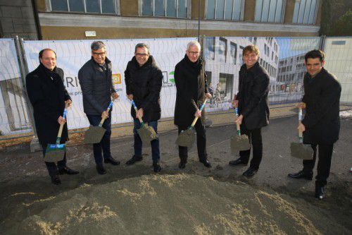 Zum gestrigen Auftakt der Bauarbeiten am Jahnplatz hat die Prisma zum Spatenstich geladen. Foto: VN/Hofmeister