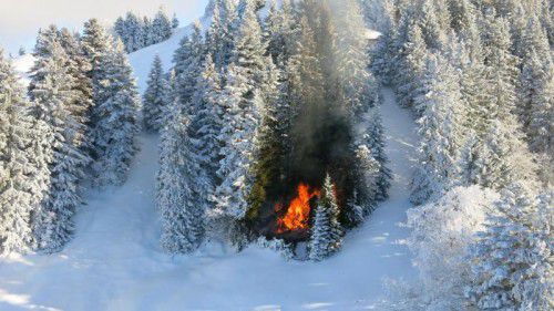 Abgelegen und verschneit: Die Löscharbeiten bei der Jagdhütte gestalteten sich außergewöhnlich schwierig. Foto: Polizei