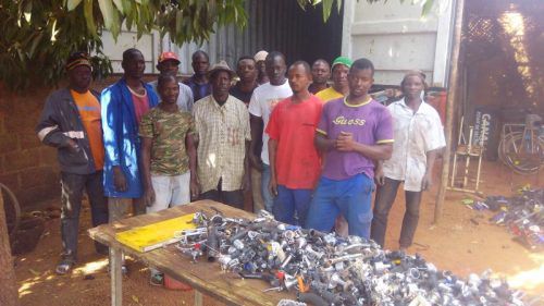 Acht Mitarbeiter haben in der Reparaturwerkstatt in Burkina Faso eine Daueranstellung gefunden. Foto: privat