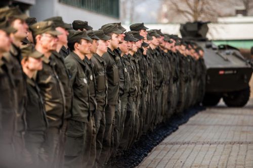Allein 2017 wird Doskozil 200 Millionen Euro in Fahrzeuge, Panzer, Hubschrauber und die Ausrüstung von Soldaten investieren.  Foto: VN/Steurer