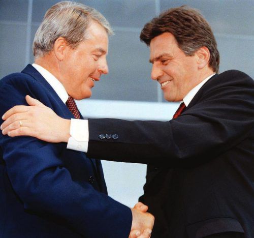 Altbundeskanzler Franz Vranitzky übergab am 9. April 1997 den Vorsitz der Partei an Bundeskanzler Viktor Klima.  Foto: AP