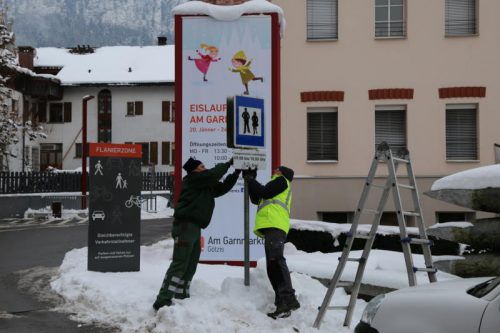 Am Freitagvormittag wurde die Beschilderung der Fußgängerzone montiert. Foto: VN/GMS