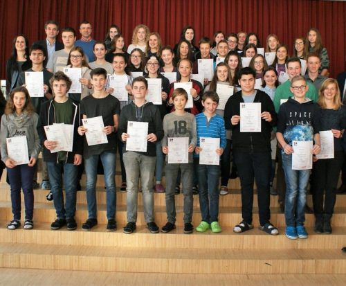 Am Gymnasium Bludenz konnten kürzlich die Zertifikate für die 49 erfolgreich abgelegten Modulprüfungen des Unternehmerführerscheins übergeben werden. Foto: BG Bludenz