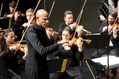 Am Pult des Symphonieorchesters Vorarlberg debütierte der namhafte deutsche Dirigent Kevin Edusei.  Foto: SOV/Mathis