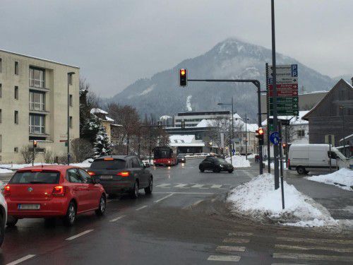 Auf der Dornbirner Stadtstraße muss man trotz optimierter Ampelschaltung oft halten. Foto: VN/Schuster