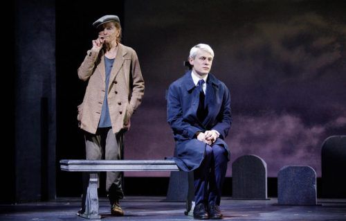 Begeisternd geradlinig: Erni Mangold und Meo Wulf in „Harold und Maude“ an den Kammerspielen. Foto: APA