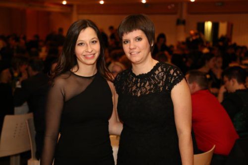 Begeisterte Ballgäste: Marina und Daniela.