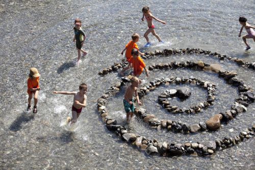 Bei den sommerlichen Wasserspielen an der Frutz sind dem Ideenreichtum der Kinder keinerlei Grenzen gesetzt. Foto: Marktgemeinde