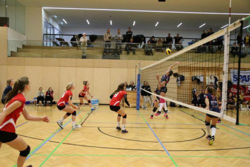 Beim Finalspiel setzte sich die Mädchen-Auswahl aus Baden-Württemberg (in Rot) gegen das Team aus Modena durch.  Foto: ETU