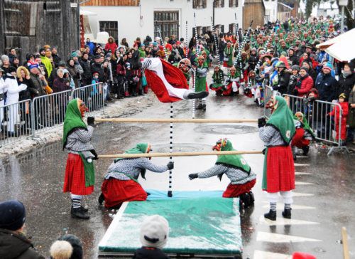 Beim Umzug der Faschingszunft Fußach waren die Hexen los. Die Hästräger setzten zum Hexensprung an. Foto: Kopf
