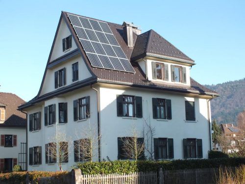 Bereits auf vielen privaten Hausdächern wie hier in Bregenz sieht man Photovoltaikanlagen. Foto: Dörler