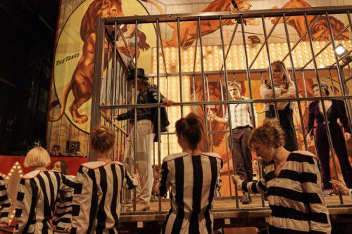 Bravourös, wie die Menschen auf der Bühne die Theorieschnipsel aufsagen und zum Leben erwecken. Foto: Schauspielhaus/Horn