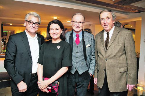 Bruno Jutz (l.), Angelika Böhler, Bürgermeister Ludwig Muxel und Klaus Hoch (Seniorchef Sonnenburg). Fotos: Beate Rhomberg
