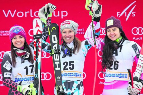 Christine Scheyer als strahlende Siegerin der Weltcupabfahrt in Altenmarkt-Zauchensee. Platz zwei ging durch Tina Weirather (l.) ebenfalls ins Rheintal, Dritte wurde die junge Amerikanerin Jacqueline Wiles. Foto: gepa