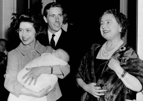 Das Foto aus dem Jahr 1961 zeigt Lord Snowdon mit Ehefrau Prinzessin Margaret, die Sohn David im Arm hält, und Queen Mum. Foto: AFP