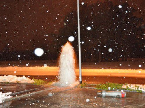 Das Wasser des Hydranten schoss bei Schneefall in die Höhe. Polizei