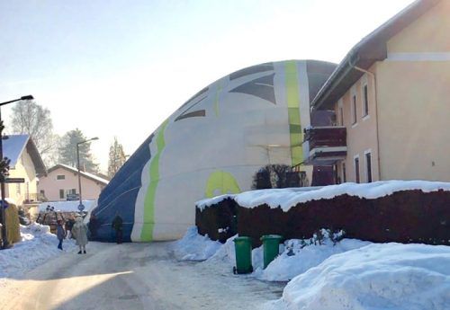 Dem Ballon dürfte das Gas ausgegangen sein. Er musste mitten in einem Wohngebiet landen. Verletzt wurde niemand. Foto: APA