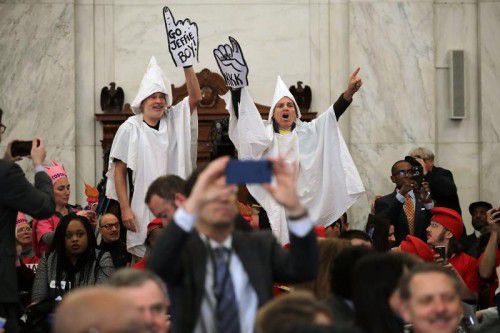 Demonstranten erschienen mit Ku-Klux-Klan-Kutten. Foto: AFP