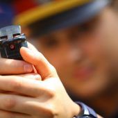 Polizisten überwältigen Mann mit Pfefferspray