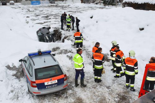 Der Ausritt des ehemaligen Landesrats Guntram Lins sorgte für einen Einsatz von Polizei, Feuerwehr und Abschleppdienst. Foto: VN/Hofmeister
