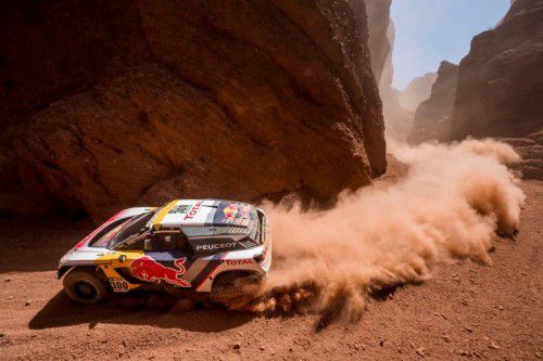 Der französische Vorjahressieger Stéphane Peterhansel geht als Leader in die zweite Woche der Rallye Dakar.  Foto: Dakar