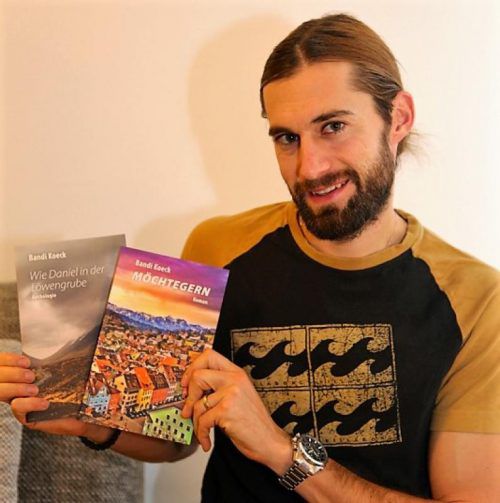 Der Frastner Bandi Koeck ist stolz auf seine bisherigen literarischen Werke. Foto: Koeck