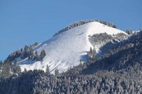 Der Fraxner Hausberg lockt viele Tourengeher an. Die Lawinengefahr darf aber nicht unterschätzt werden. Foto: kam