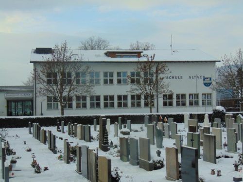 Der größte Investition mit 540.000 Euro betrifft die erste Ausbaustufe am Altacher Friedhof. Foto: mima