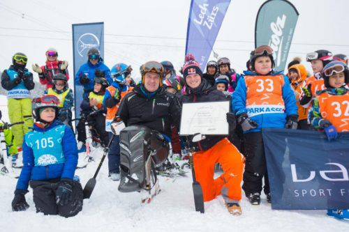 Der neue Laureus-Botschafter Thomas Morgenstern (mit Kappe) inmitten der Kinder beim Skitag in Lech. Fotos: Hartinger/2