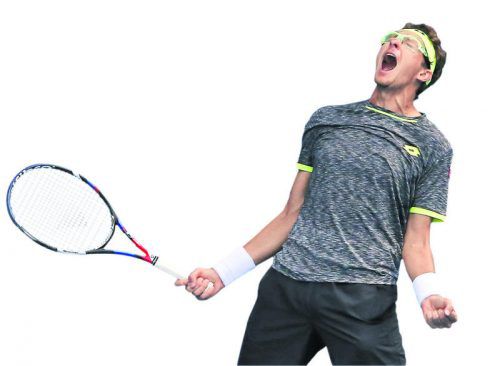 Der Usbeke Denis Istomin lässt nach dem Matchball und dem Sieg über Novak Djokovic seinen Gefühlen freien Lauf. Foto: AFP
