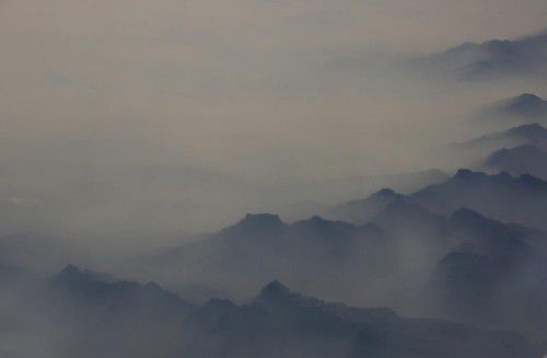 Dichter Smog umhüllt die Berge in der Provinz Hebei. Greenpeace hatte Chinas Regierung aufgefordert, mehr gegen Smog vorzugehen. Reuters