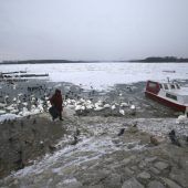 Eisbrecher sollen Donau in Serbien freiräumen
