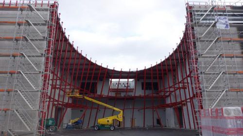 Die Fassade mit elliptisch geformten Einschnitten ist eine architektonische Besonderheit. Foto: messe