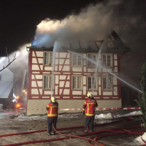 Die Feuerwehr löschte den Wohnhausbrand. Foto: KAPO