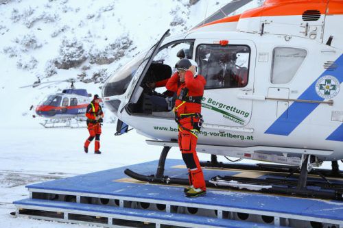 Hubschrauber beim Einsatz nach dem Lawinenunglück am Trittkopf ins Zürs.  VN/HB