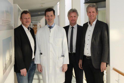 Die KHBG-Vertreter Peter Fraunberger, Gerald Fleisch und Markus Schuler (v. l.) hießen Primar Holger Rumpold (M.) willkommen. Foto: khbg