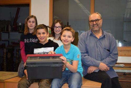 Die kreativen Hittisauer "Reparaturspezialisten" mit Direktor Hanno Metzler.