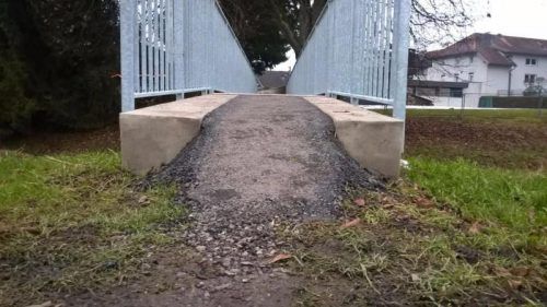 Lustenau. Diese Auffahrt auf eine frisch restaurierte Fußgängerbrücke in Lustenau sorgte im Bürgerforum für Kopfschütteln. Ein Kinderwagen schafft es da wohl kaum hinauf, obwohl die Brücke selbst ja breit genug wäre. Aufklärung leistete das Amt der Gemeinde: Es sei zu einem Missverständnis mit der ausführenden Baufirma gekommen. Der Rampe werde im Frühjahr, wenn kein Schnee mehr liegt, selbstverständlich angepasst.