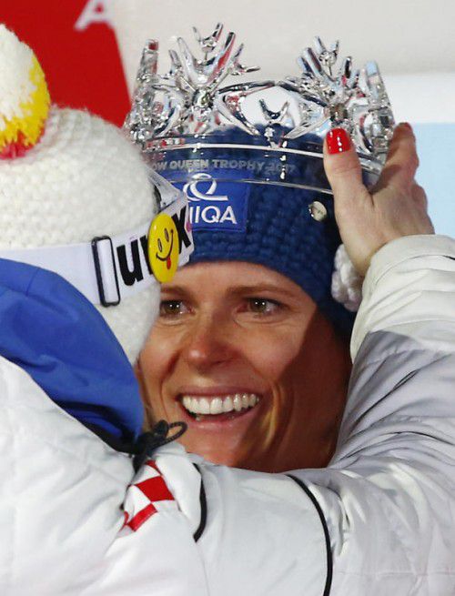 Die Slowakin Veronika Velez-Zuzulova wird die Krone für den Sieg in Zagreb aufgesetzt. Foto: ap