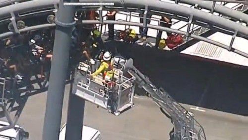 Die Urlauber saßen mehrere Meter über dem Boden fest. Die Feuerwehr musste mit einer Teleskopleiter anrücken. Foto: Reuters