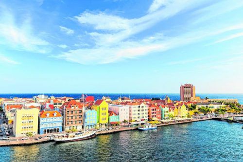 Die vielen bunten Häuser von Willemstad werden traditionell einmal pro Jahr neu gestrichen.