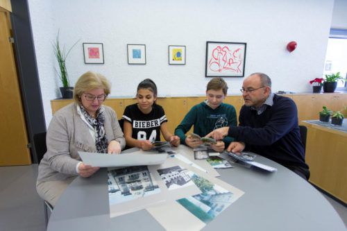 Direktorin Gabriele Dünser (l.) und Mittelschullehrer Walter Gohli (r.) mit den Schülern Sude Erarslan und Paul Luschnig. Fotos: vn/Paulitsch