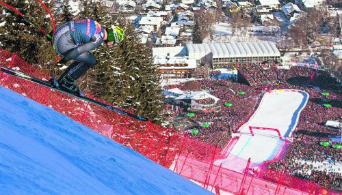 Dominik Paris fliegt über die Hausbergkante – der Südtiroler feierte in Kitzbühel bereits seinen dritten Sieg. Foto: ap