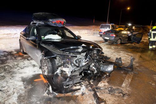 Durch den frontalen Zusammenstoß waren ein Todesopfer und vier verletzte Personen zu beklagen.   Foto: Mathis