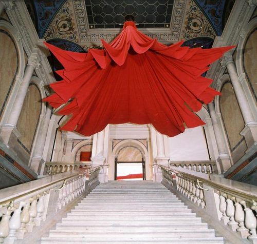 Ein Gespräch mit Performance-Charakter: ONA B. wird in ihrem selbstkreierten Kleid heute im Kunsthaus Bregenz referieren. FOTO: marianne greber/vbk