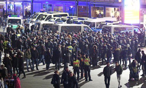 Ein Großaufgebot der Polizei sicherte das Areal rund um den Kölner Dom. Kritik wurde am verwendeten Begriff „Nafri“ laut. Foto: dpa